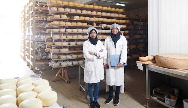 squadra di donne d'affari musulmane nere africane del Medio Oriente in un'azienda di produzione alimentare di formaggio di latte di vacca e capra locale