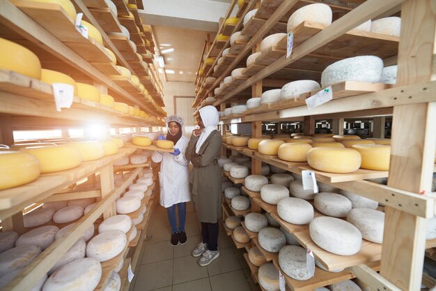 squadra di donne d'affari musulmane nere africane del Medio Oriente in un'azienda di produzione alimentare di formaggio di latte di vacca e capra locale