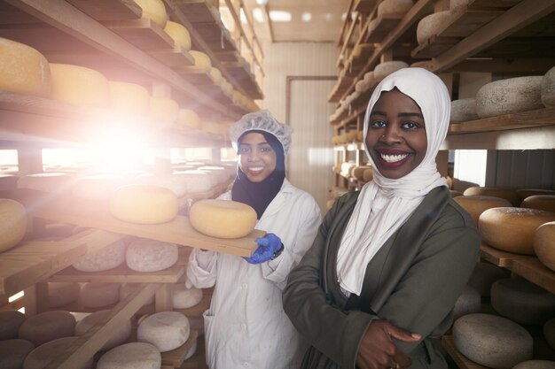 squadra di donne d'affari musulmane nere africane del Medio Oriente in un'azienda di produzione alimentare di formaggio di latte di vacca e capra locale