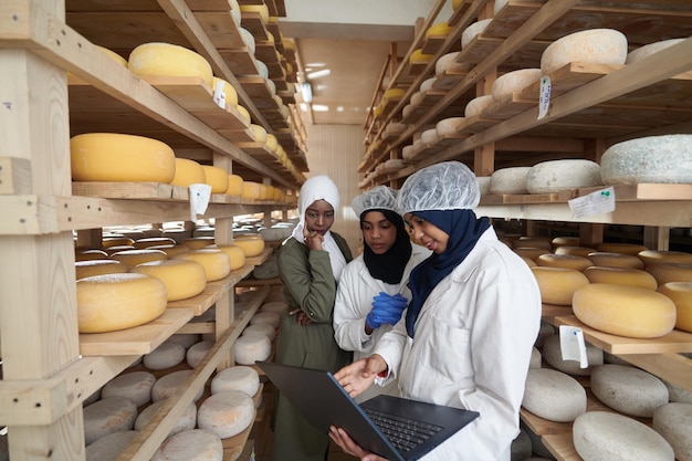 squadra di donne d'affari musulmane nere africane del Medio Oriente in un'azienda di produzione alimentare di formaggio di latte di vacca e capra locale