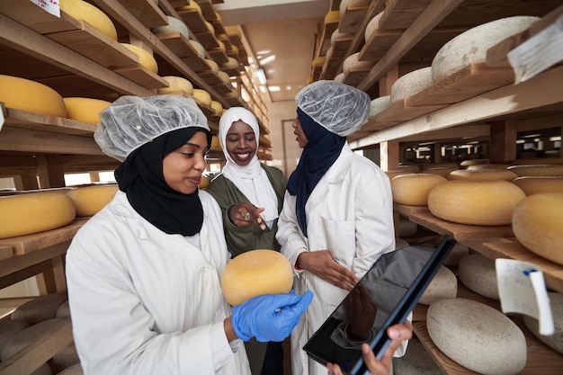 squadra di donne d'affari musulmane nere africane del Medio Oriente in un'azienda di produzione alimentare di formaggio di latte di vacca e capra locale