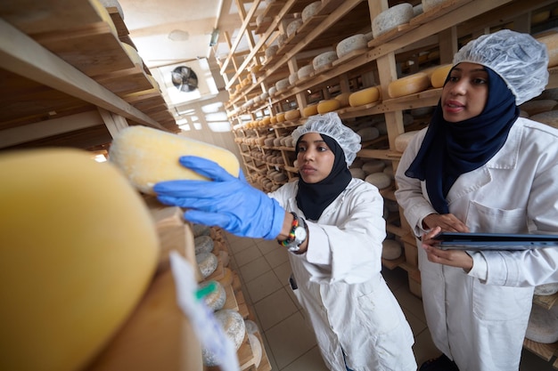 squadra di donne d'affari musulmane nere africane del Medio Oriente in un'azienda di produzione alimentare di formaggio di latte di vacca e capra locale