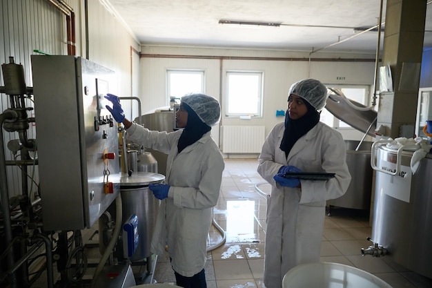 squadra di donne d'affari musulmane nere africane del Medio Oriente in un'azienda di produzione alimentare di formaggio di latte di vacca e capra locale