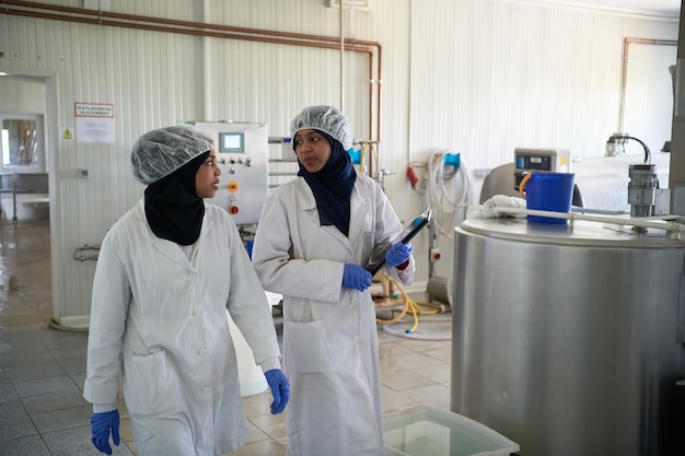 squadra di donne d'affari musulmane nere africane del Medio Oriente in un'azienda di produzione alimentare di formaggio di latte di vacca e capra locale