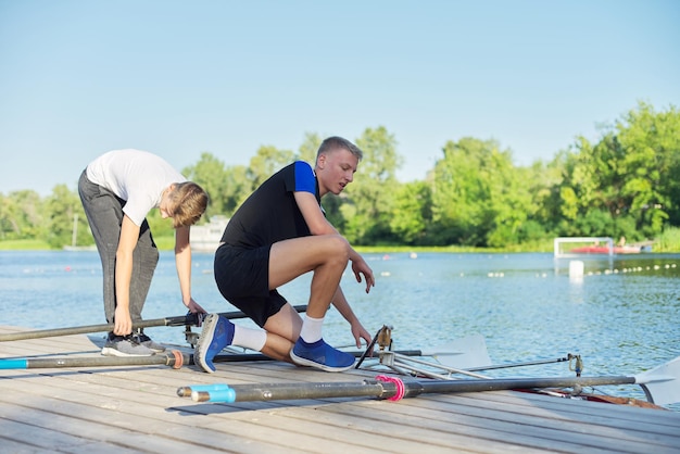 Squadra di due ragazzi adolescenti in kayak sul fiume. Stile di vita giovanile attivo, sport acquatici, kayak, canoa