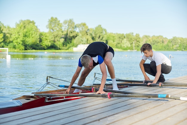 Squadra di due ragazzi adolescenti in kayak sul fiume. Stile di vita giovanile attivo, sport acquatici, kayak, canoa