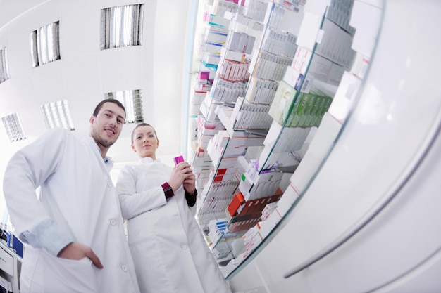 squadra di farmacista chimico donna e uomo gruppo in piedi in farmacia farmacia