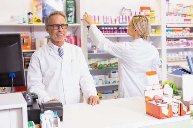 Squadra di farmacisti che lavorano insieme