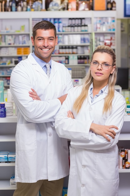 Squadra di farmacisti che sorride alla macchina fotografica