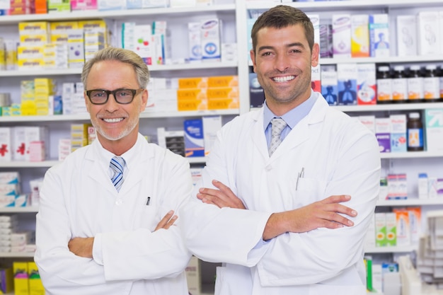 Squadra di farmacisti che sorride alla macchina fotografica