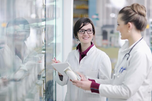 squadra di farmacisti chimico gruppo di donne in piedi in farmacia farmacia