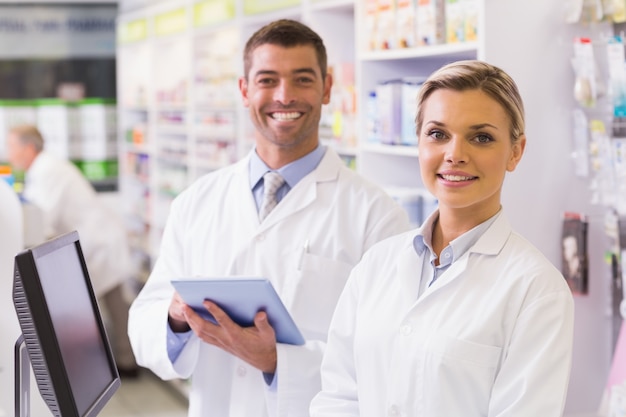 Squadra di farmacisti guardando la fotocamera