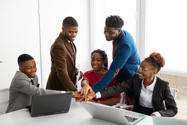 squadra di giovani africani in ufficio al tavolo con un computer portatile