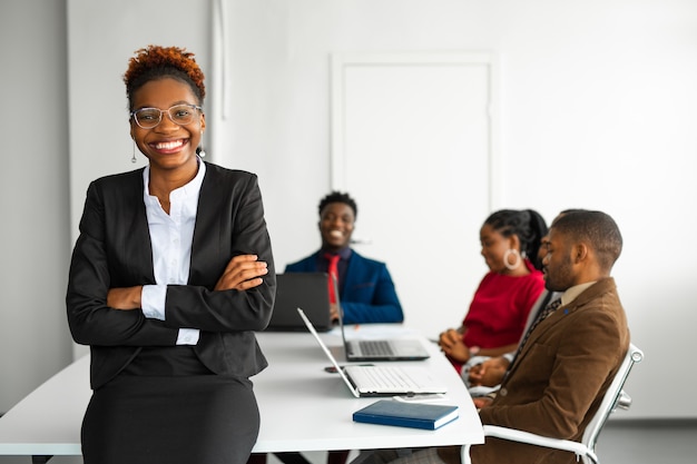 squadra di giovani africani in ufficio