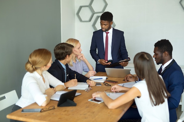 squadra di giovani belle persone che lavorano in ufficio