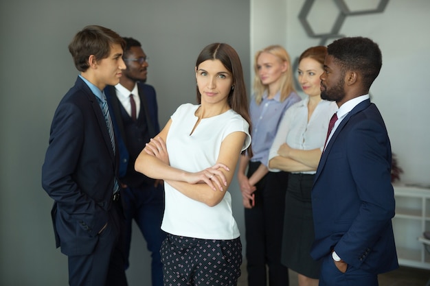 squadra di giovani belle persone in ufficio