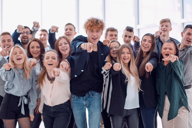 squadra di giovani felici che puntano alla telecamera. foto con spazio di copia