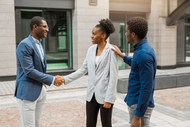 squadra di giovani uomini e donne africani