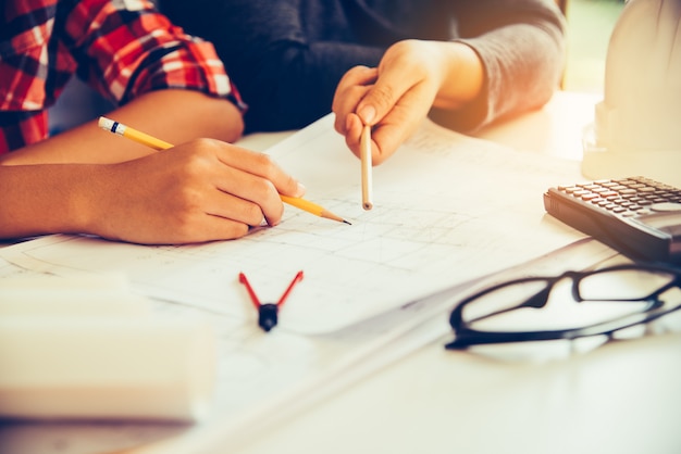 Squadra di ingegneri che lavorano insieme in un ufficio architetto