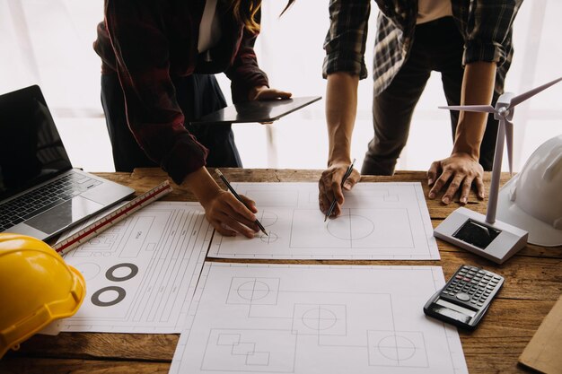 Squadra di ingegneri meccanici professionisti che lavora su personal computer presso la fabbrica di produzione industriale di torni metallici Ingegnere che utilizza macchinari per tornio Ispezione della qualità del prodotto