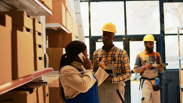 Squadra di lavoratori che pianificano la spedizione dei prodotti in deposito, donna che risponde alla telefonata nel ripostiglio. Operaio di fabbrica che controlla l'elenco delle forniture mentre il supervisore parla al telefono fisso. Tiro a mano libera.