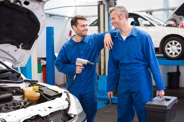 Squadra di meccanici che lavorano insieme