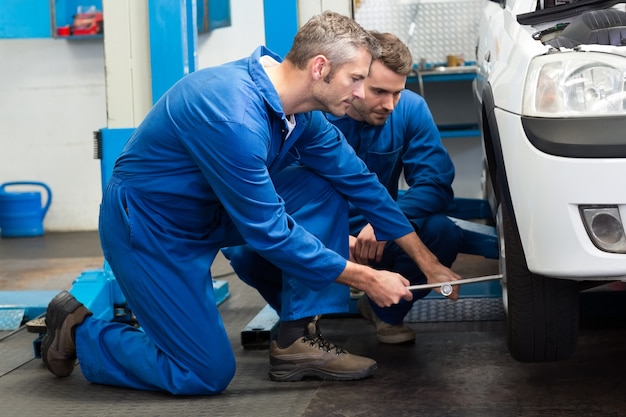 Squadra di meccanici che lavorano insieme