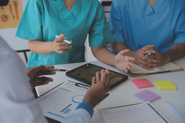 Squadra di medici e imprenditrice avendo una riunione in studio medico