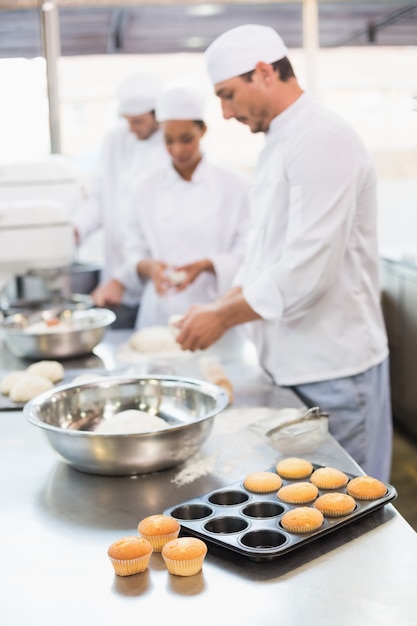 Squadra di panettieri che lavorano al banco