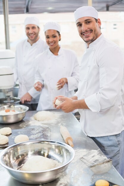 Squadra di panettieri che lavorano al banco