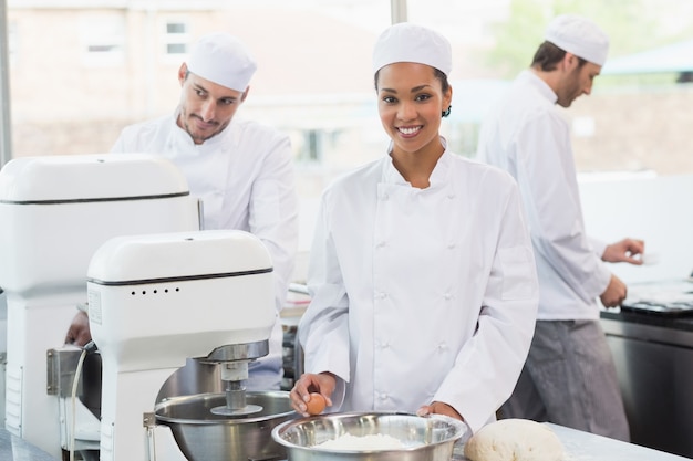 Squadra di panettieri che lavorano insieme al banco