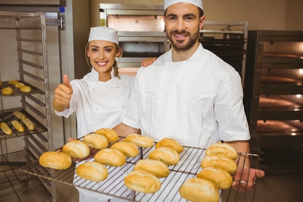 Squadra di panettieri sorridendo alla telecamera