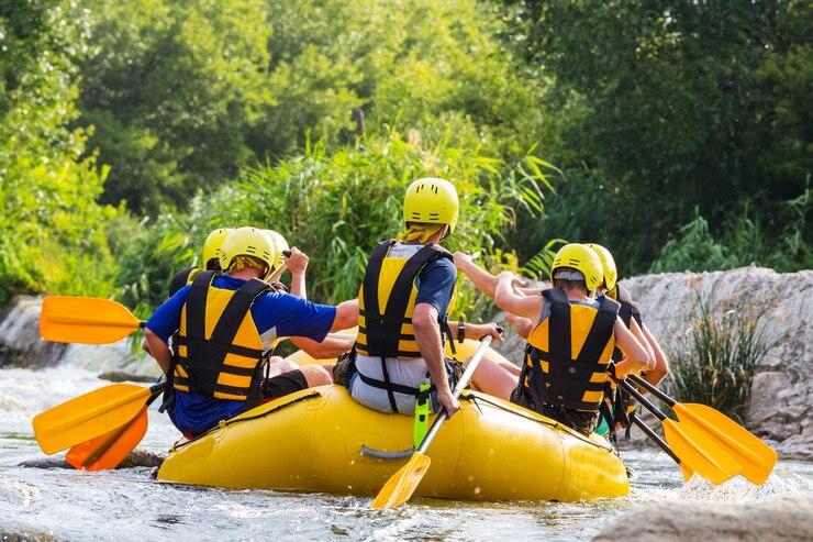 Squadra di rafting, sport acquatico estremo estivo