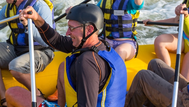 Squadra di rafting, sport acquatico estremo estivo