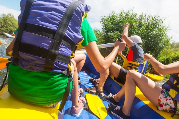 Squadra di rafting, sport acquatico estremo estivo