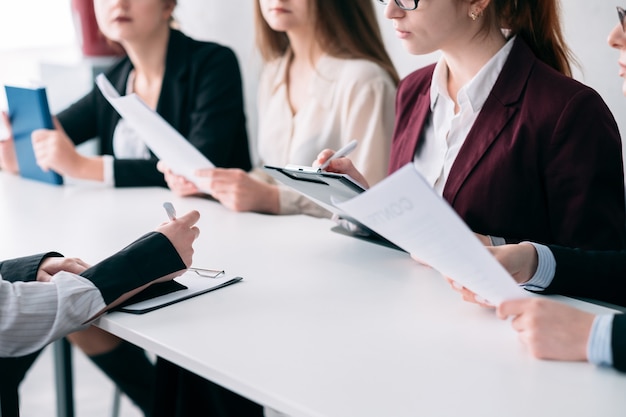 Squadra di reclutamento. Assunzione di lavoro aziendale. Le donne HR esaminano il curriculum del candidato.