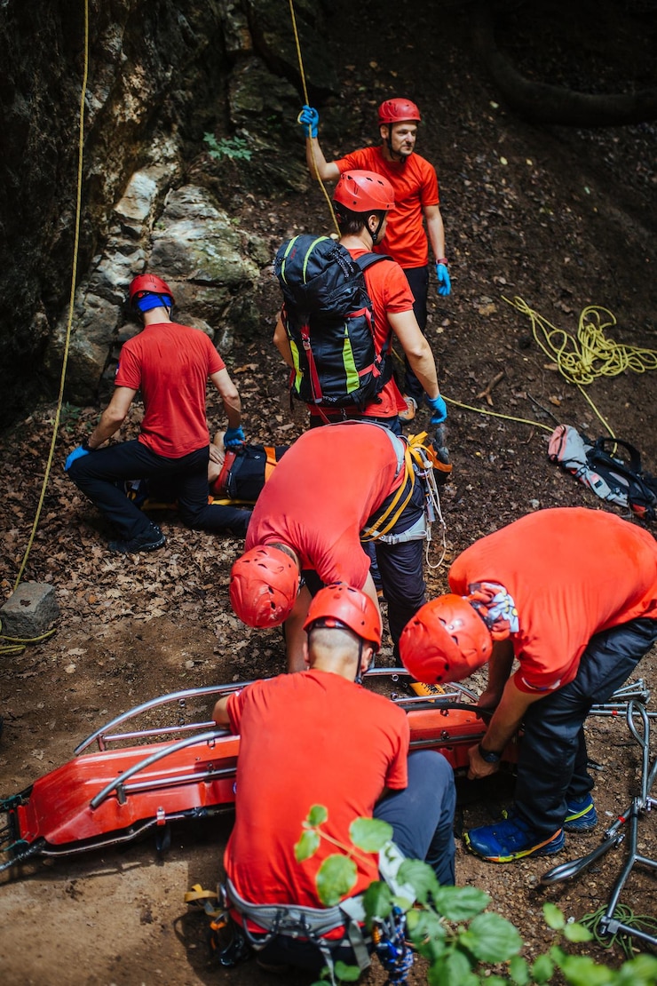 Foto squadra di ricerca e soccorso che aiuta un alpinista ferito