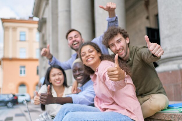 Squadra di studenti che danno un pollice in su