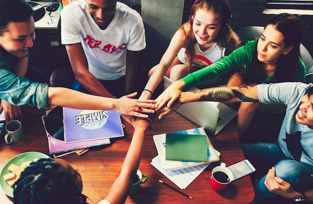 Squadra di studenti che fanno i compiti