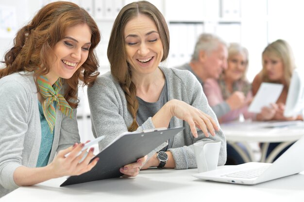 Squadra di uomini d'affari che lavorano insieme