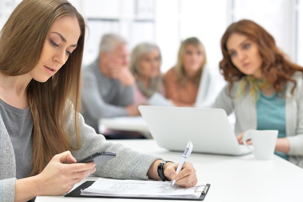 Squadra di uomini d'affari che lavorano insieme