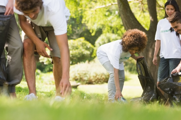 Squadra di volontari che raccolgono i rifiuti nel parco