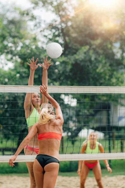 Squadra femminile che gioca a beach volley