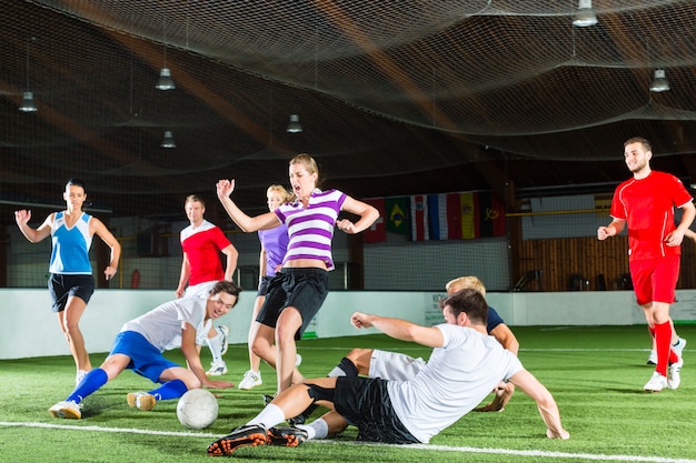 Squadra giocando a calcio o calciando sport indoor