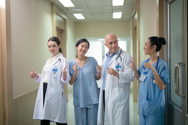 Squadra medico infermiere felice nel concetto di assicurazione sulla vita di assicurazione sanitaria sfondo ospedale