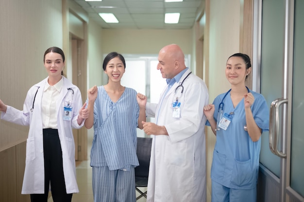 Squadra medico infermiere felice nel concetto di assicurazione sulla vita di assicurazione sanitaria sfondo ospedale