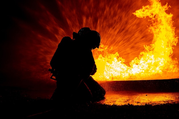 squadra operativa dei vigili del fuoco che utilizza acqua per ridurre la distruzione degli sprinkler antincendio