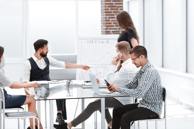 Squadra professionale di affari che discute la presentazione del nuovo progetto .il concetto di lavoro di squadra