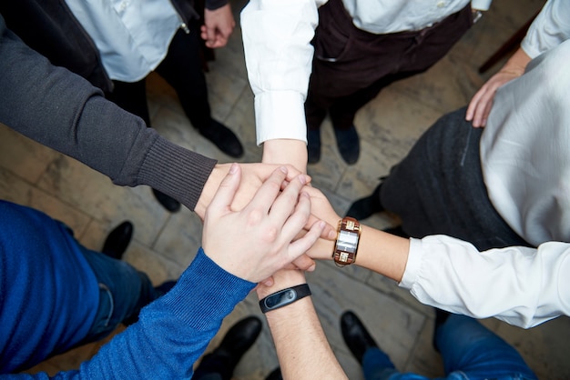 Squadra professionale di affari che mostra la loro unità.