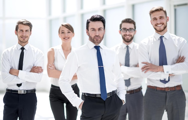 Squadra professionale di affari che sta nel concetto di officebusiness